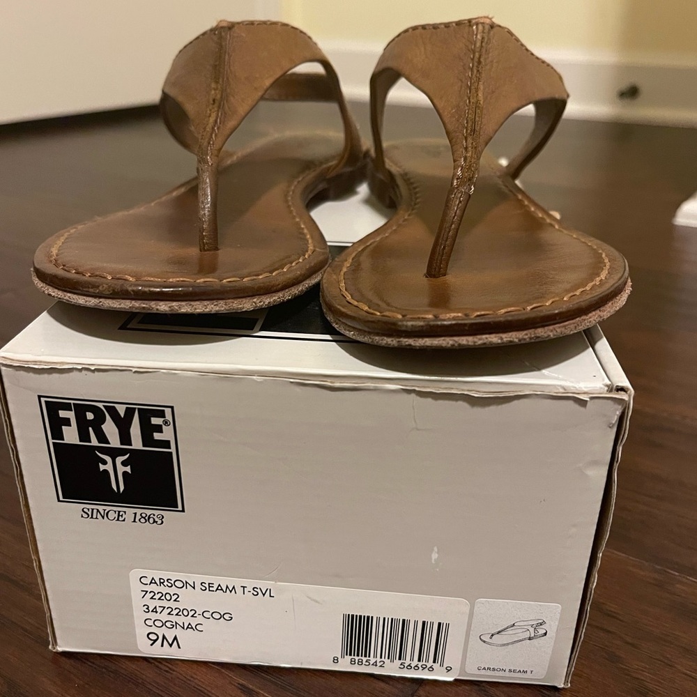FRYE Carson Seam T strap sandal